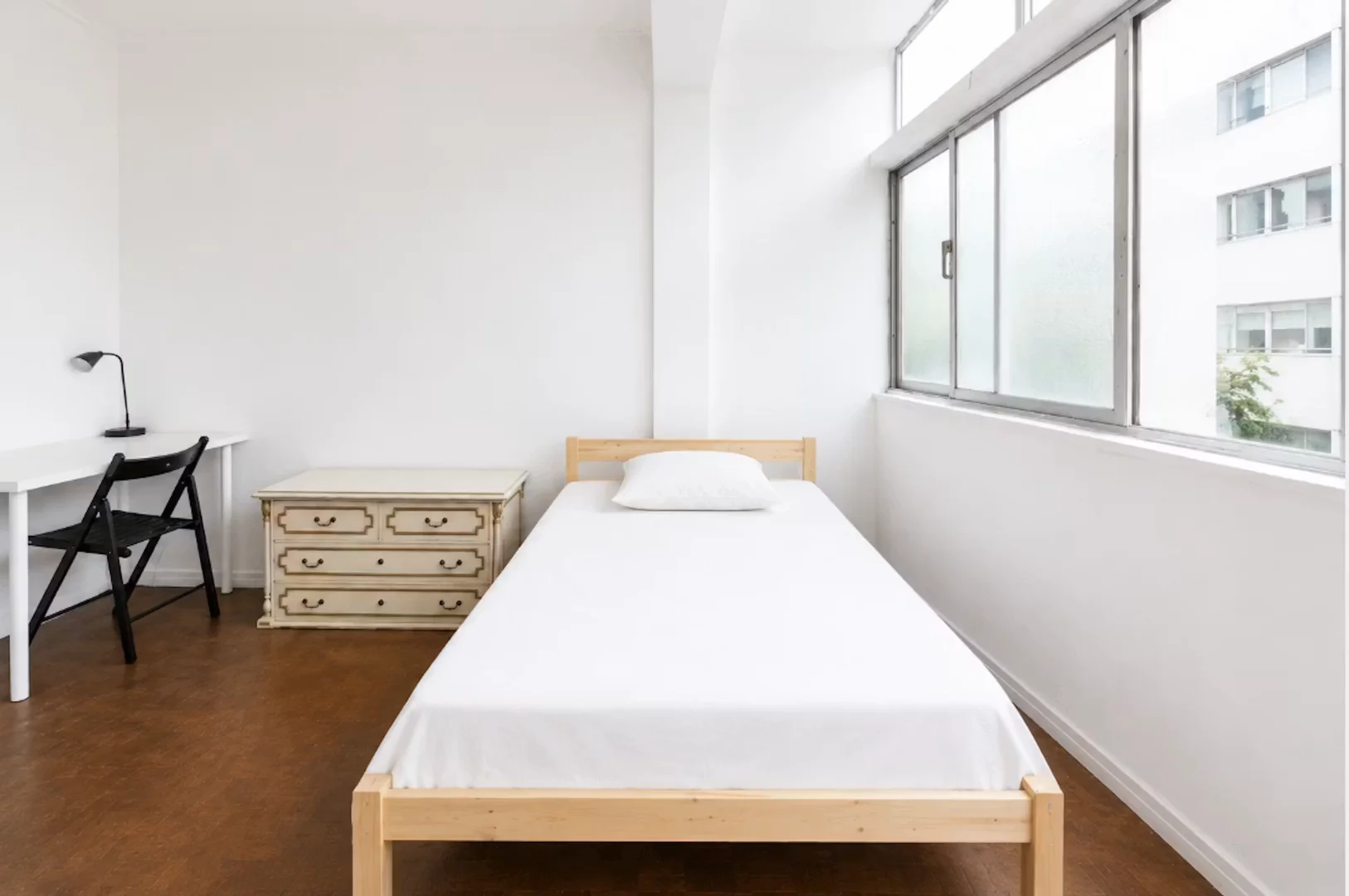 Quarto para alugar em apartamento de estudantes em , totalmente mobilado