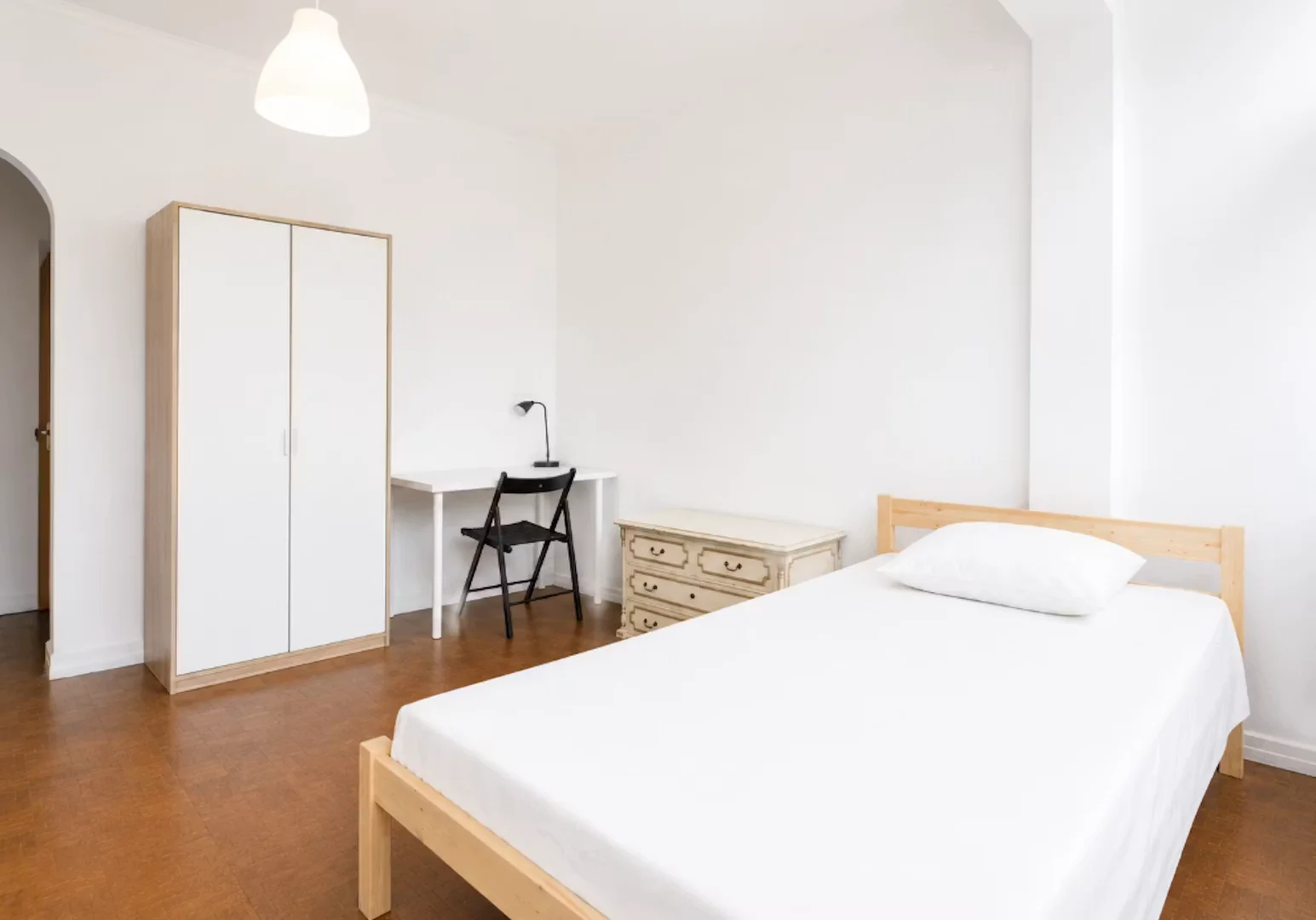 Quarto para alugar em apartamento de estudantes em , totalmente mobilado