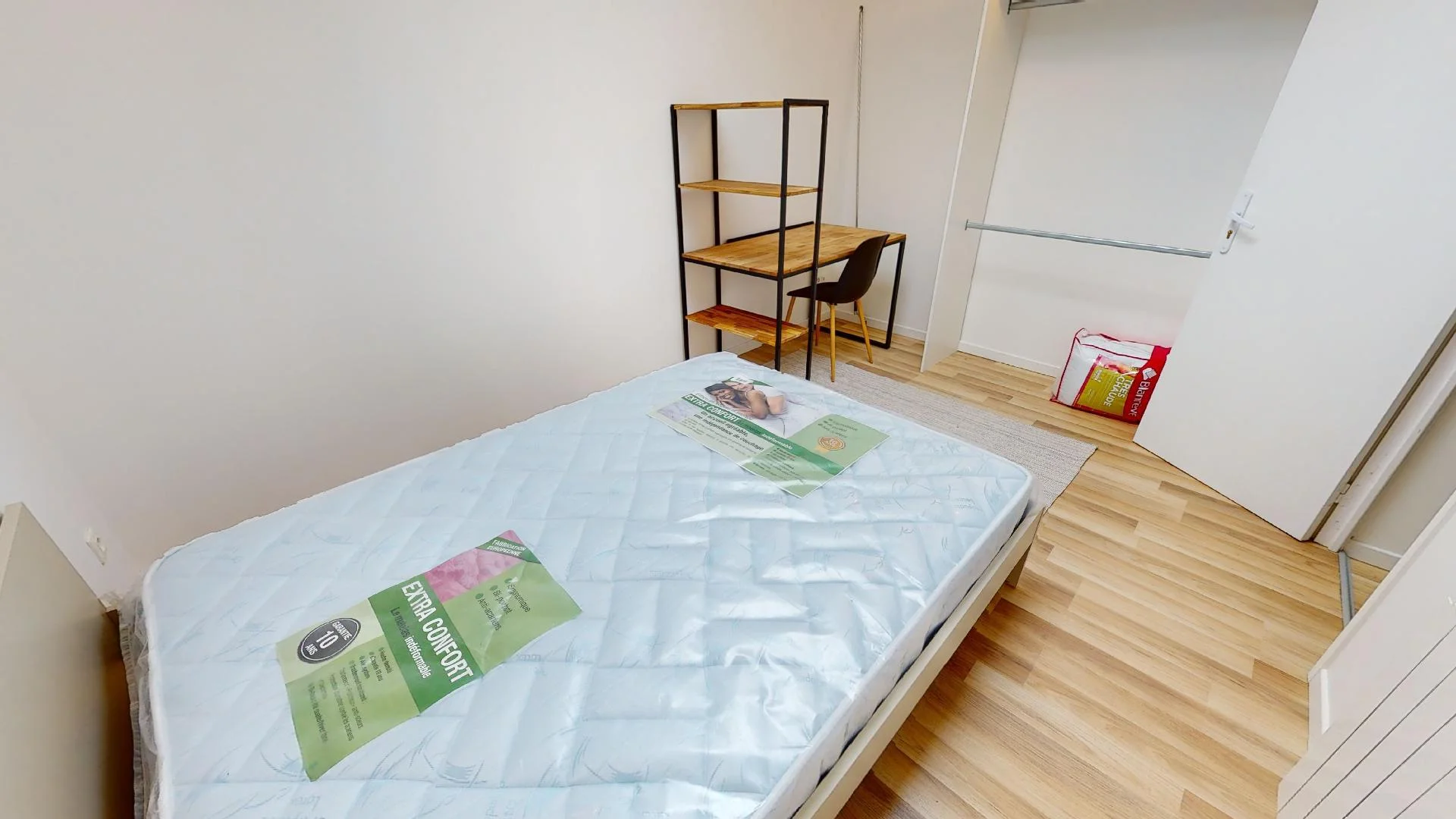 Quarto acessível para estudantes com iluminação ampla em 