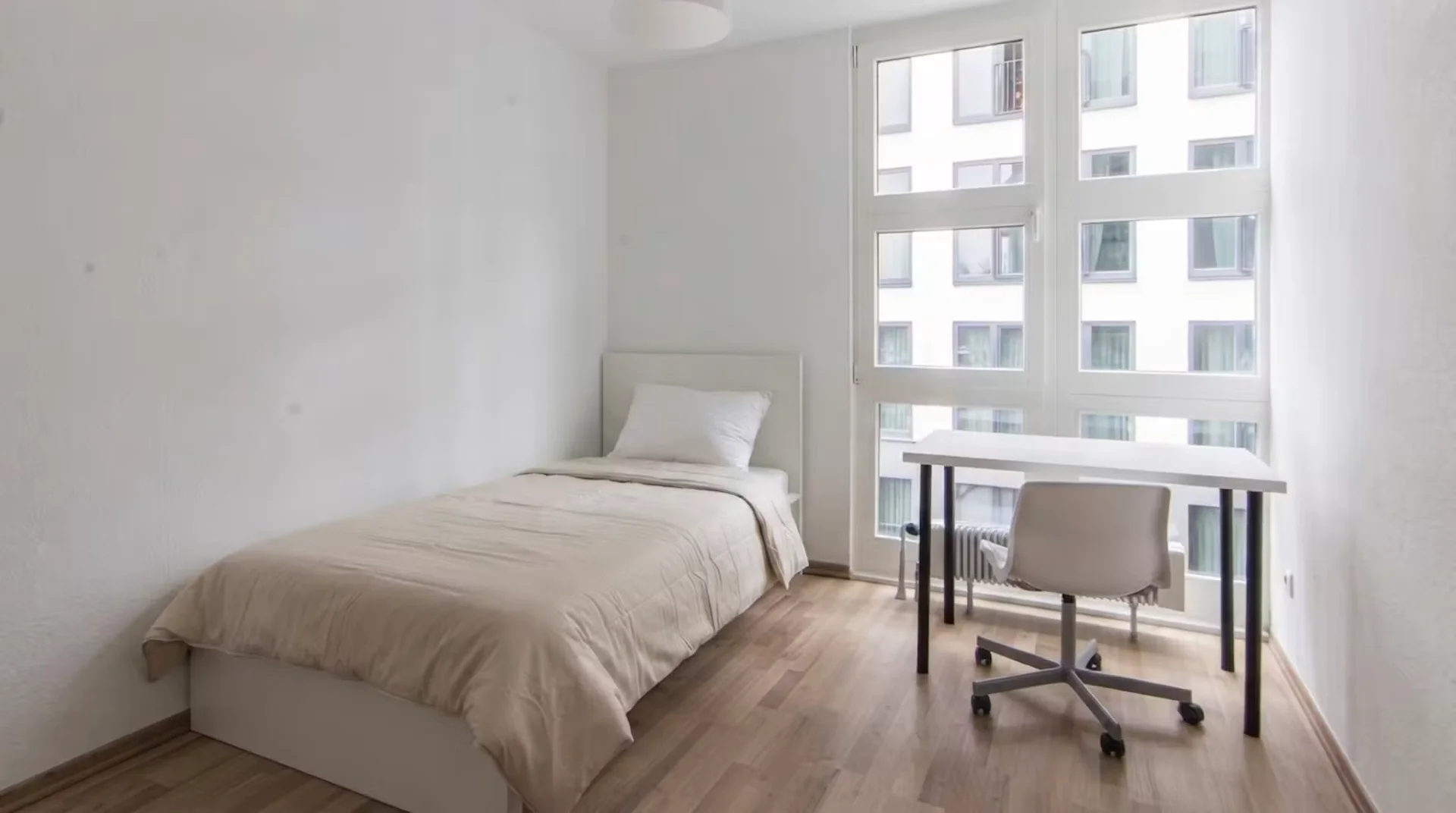 Comfortable and spacious student room in 