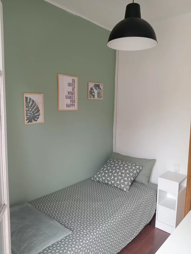Quarto de estudante económico com localização conveniente em 