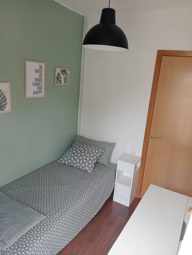 Quarto de estudante em  com área de estudo e instalações partilhadas