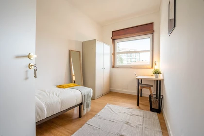 Room for rent in a shared flat in Porto