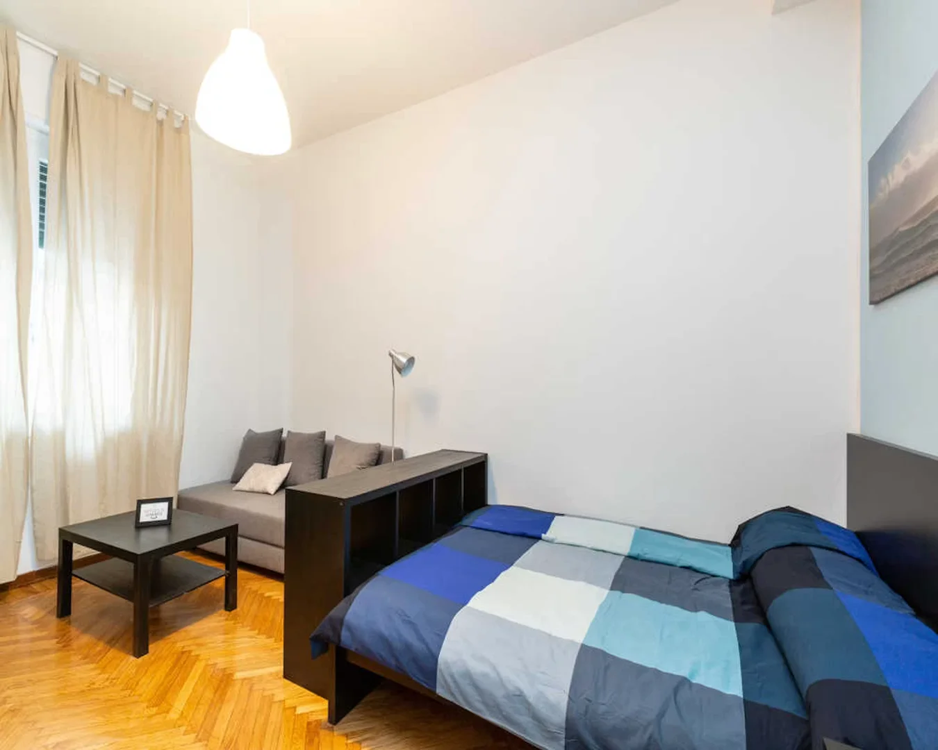 Studentenzimmer in mit Arbeitsbereich und Gemeinschaftseinrichtungen