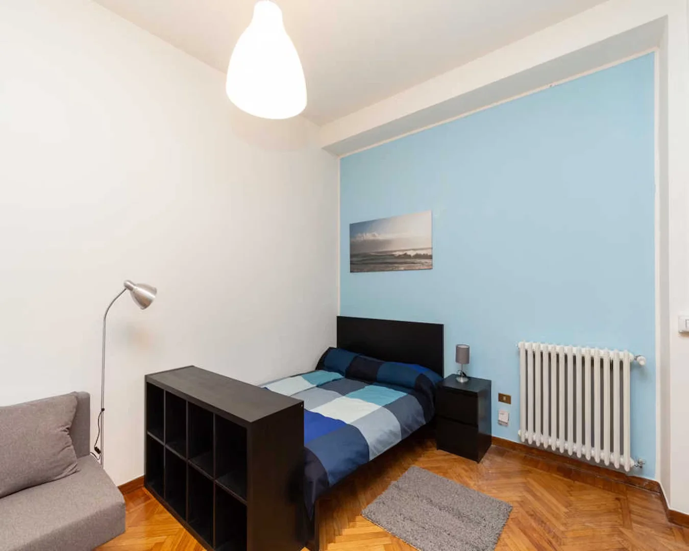 Studentenzimmer in mit Arbeitsbereich und Gemeinschaftseinrichtungen