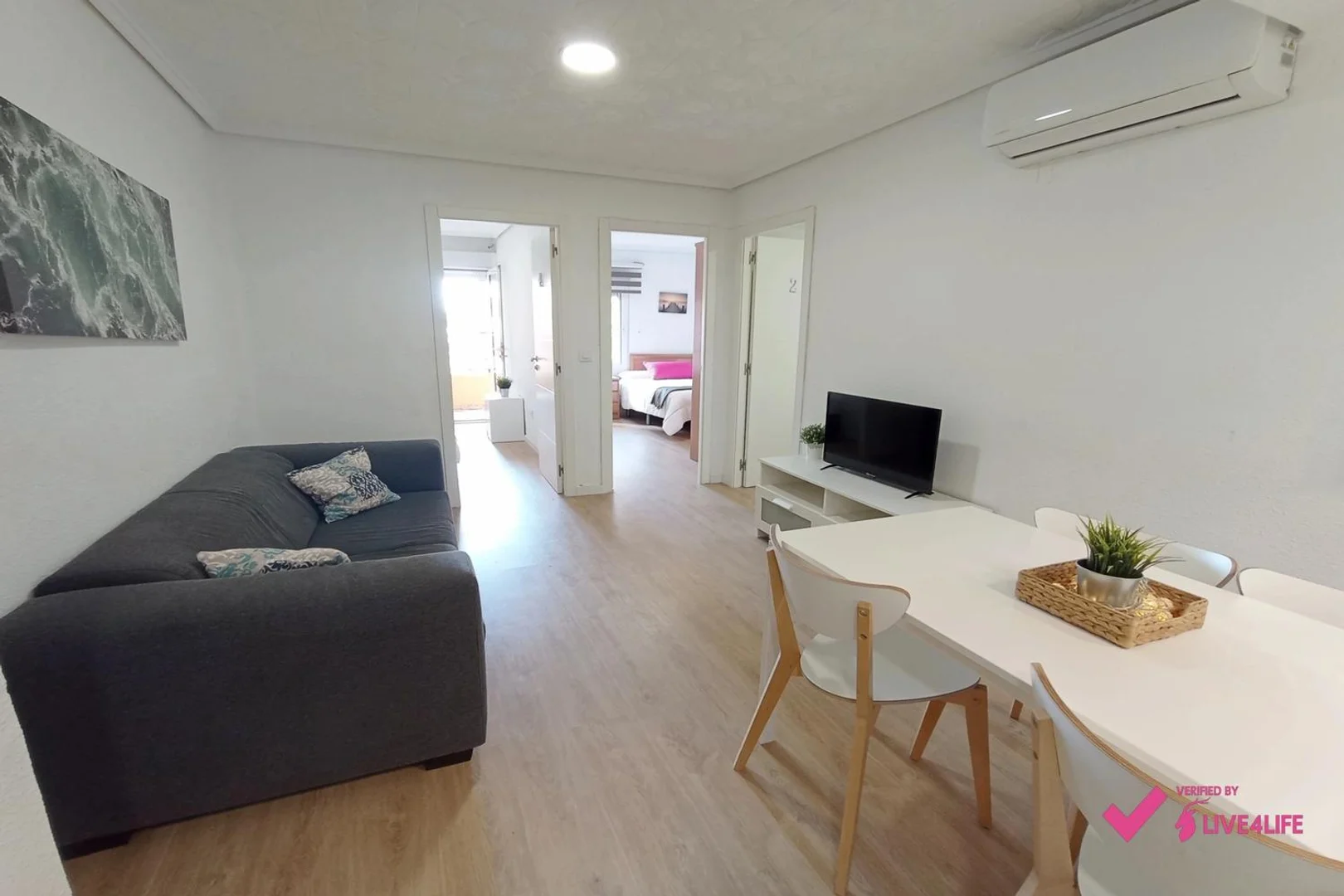 Room for rent in student apartment in , fully furnished