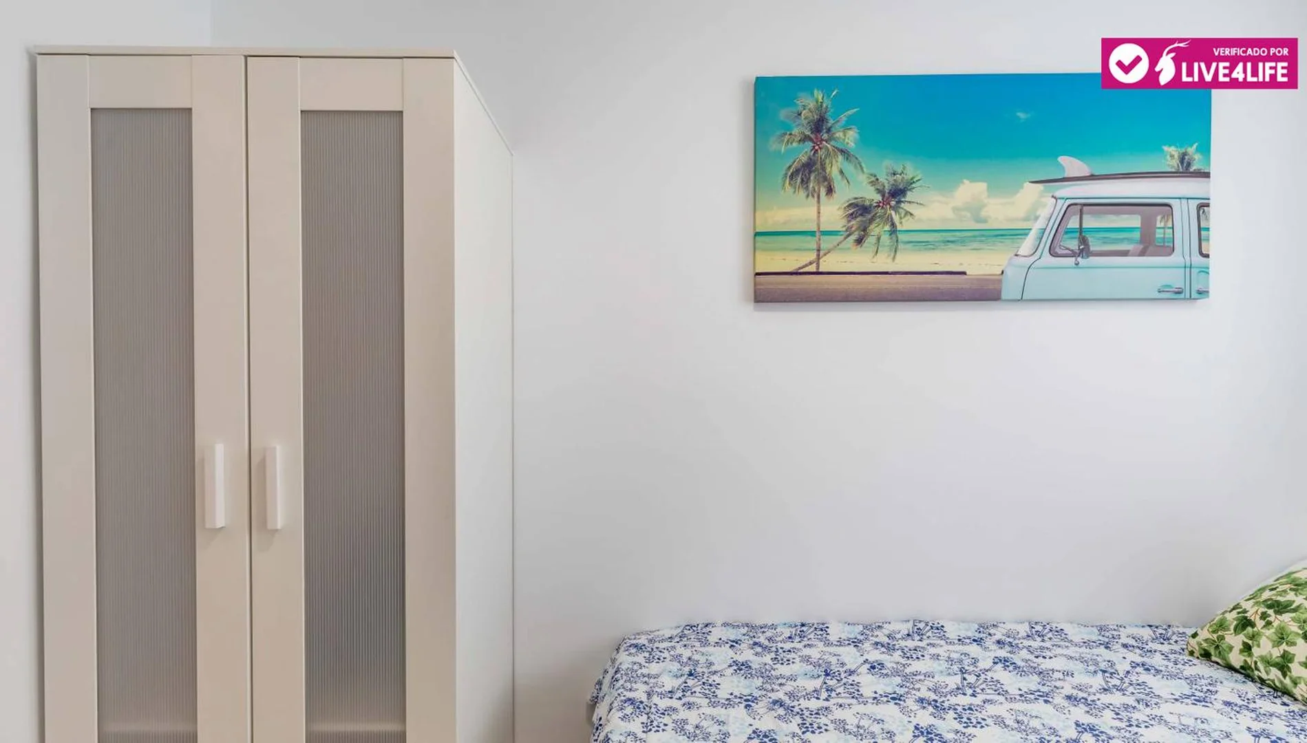 Student-friendly room in with modern amenities