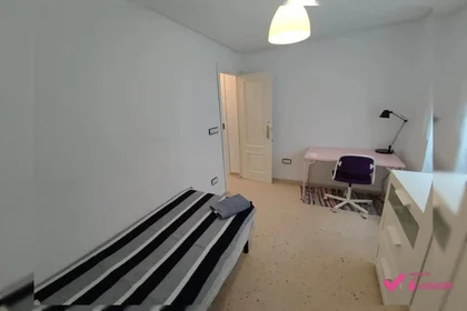 Shared room at Avenida Eloy Espinoza, 445, esc. 1 4º 31 5, image 10 of 28