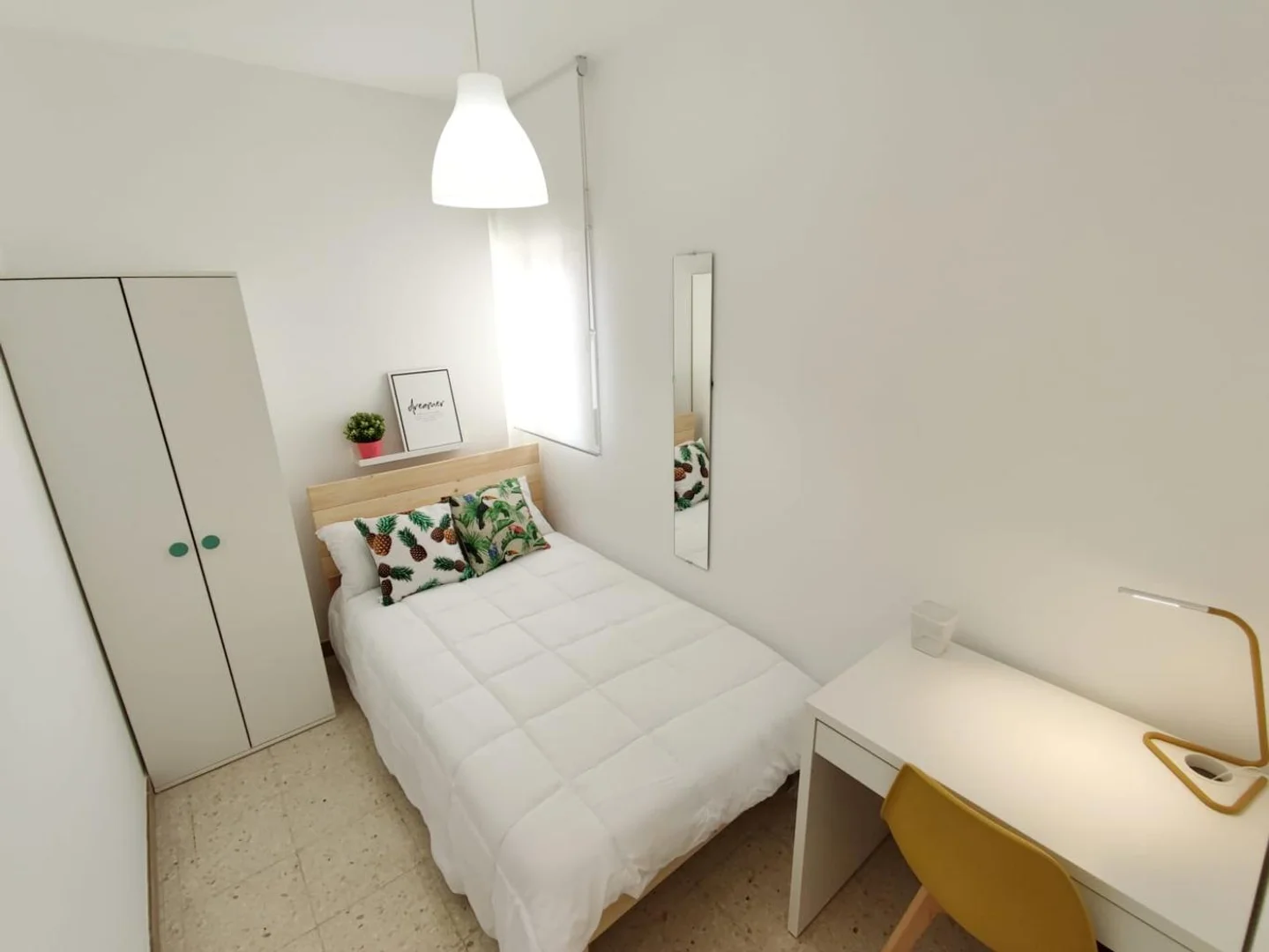 Functional student room perfect for studying in 