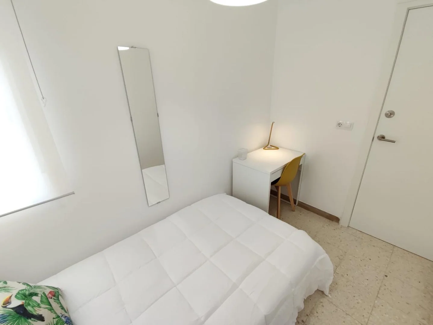 Comfortable and spacious student room in 