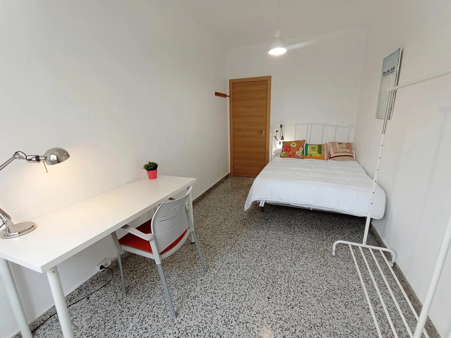 'de modern olanaklara sahip öğrenci dostu oda