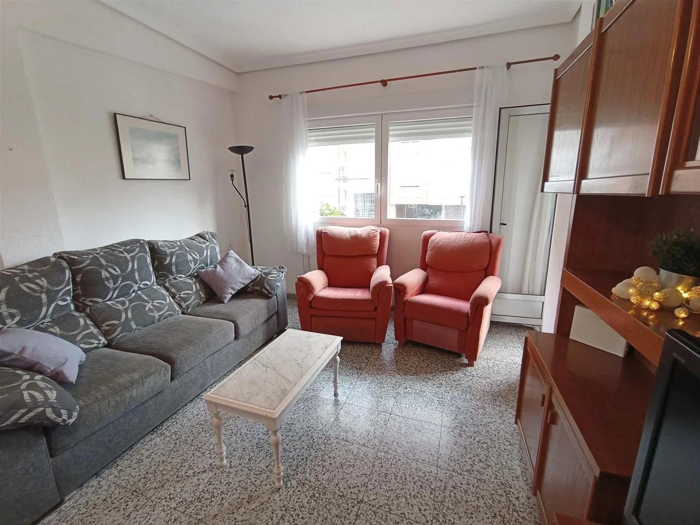 'de modern olanaklara sahip öğrenci dostu oda