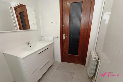 Shared room at Doctor Ferran, 6, 5º 13-3, image 17 of 22