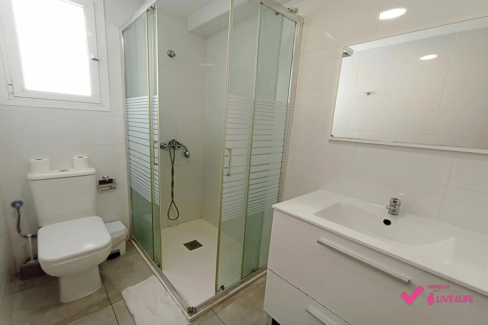 Student-friendly room in  with modern amenities