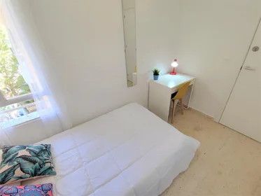 Habitación compartida en apartamento de 3 dormitorios {area}
