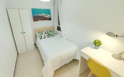 Günstiges Mehrbettzimmer in {area}