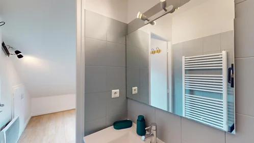 Private room at 34 Rue Gambetta, image 14 of 28