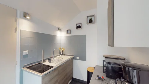 Private room at 34 Rue Gambetta, image 6 of 28