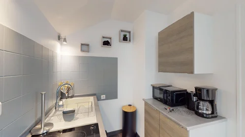 Private room at 34 Rue Gambetta, image 7 of 28