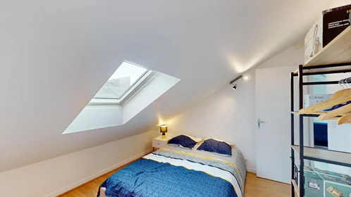 Private room at 34 Rue Gambetta, image 8 of 28