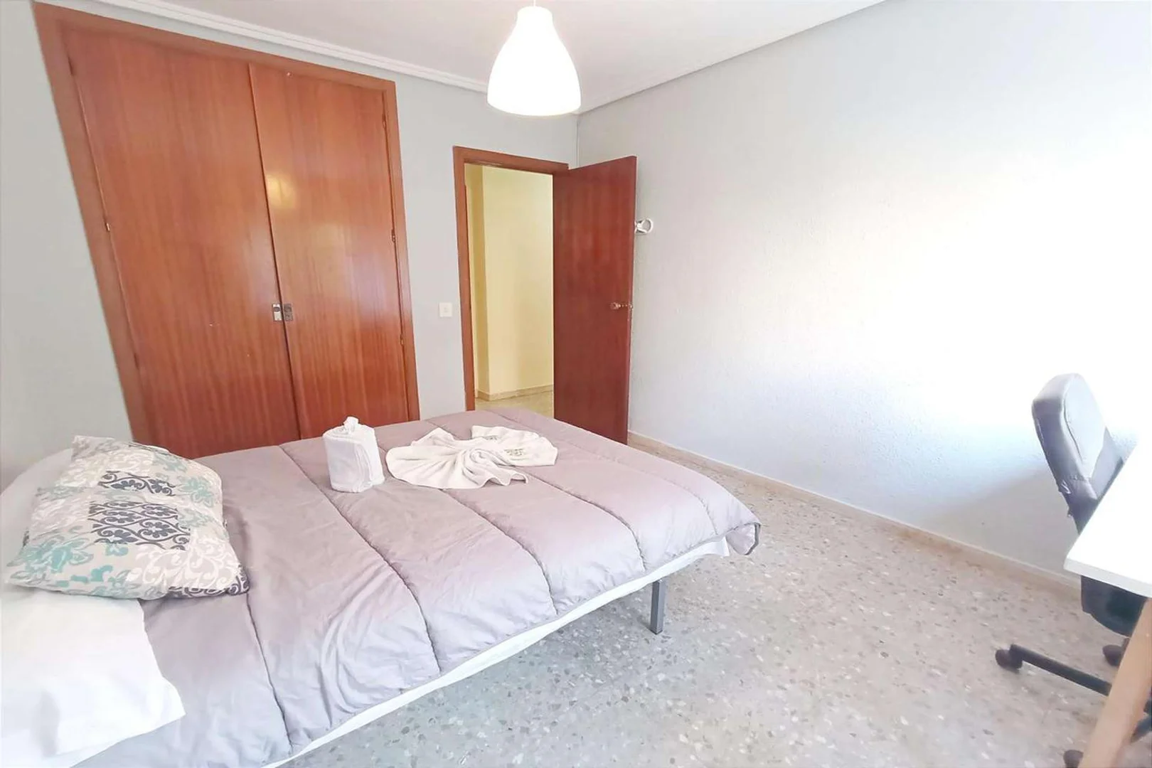 Chambre d'étudiant lumineuse et aérée avec accès facile à l'université dans 
