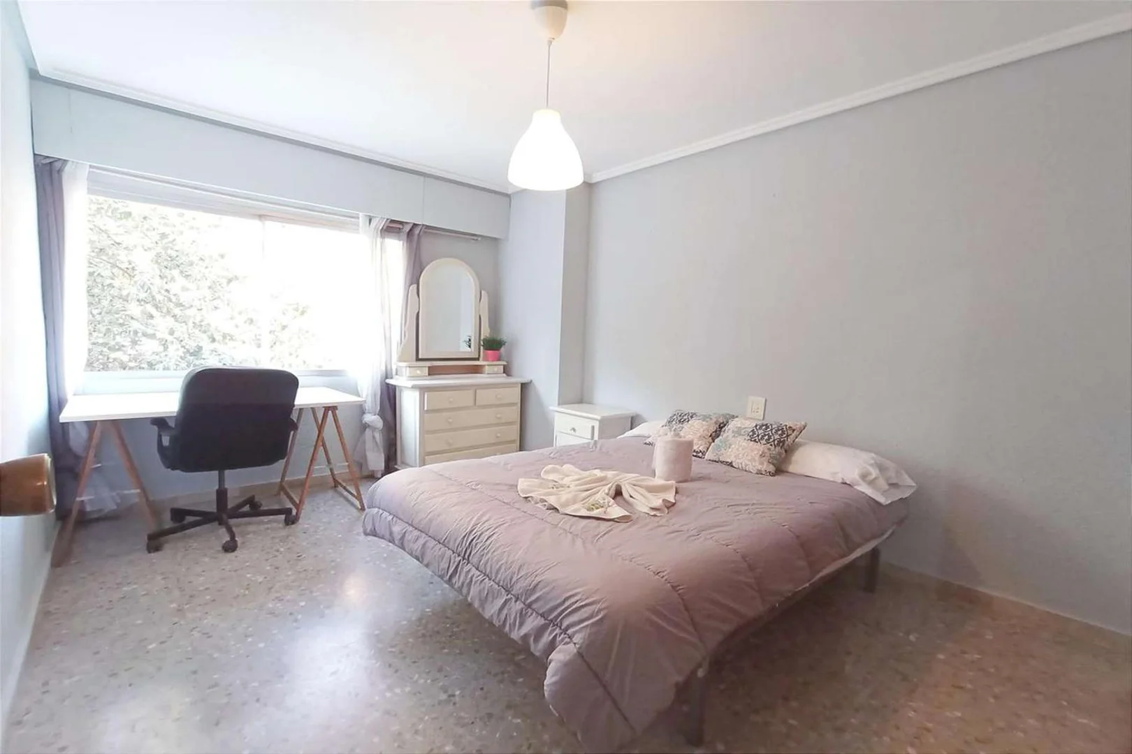 Chambre d'étudiant à  avec espace d'étude et installations communes