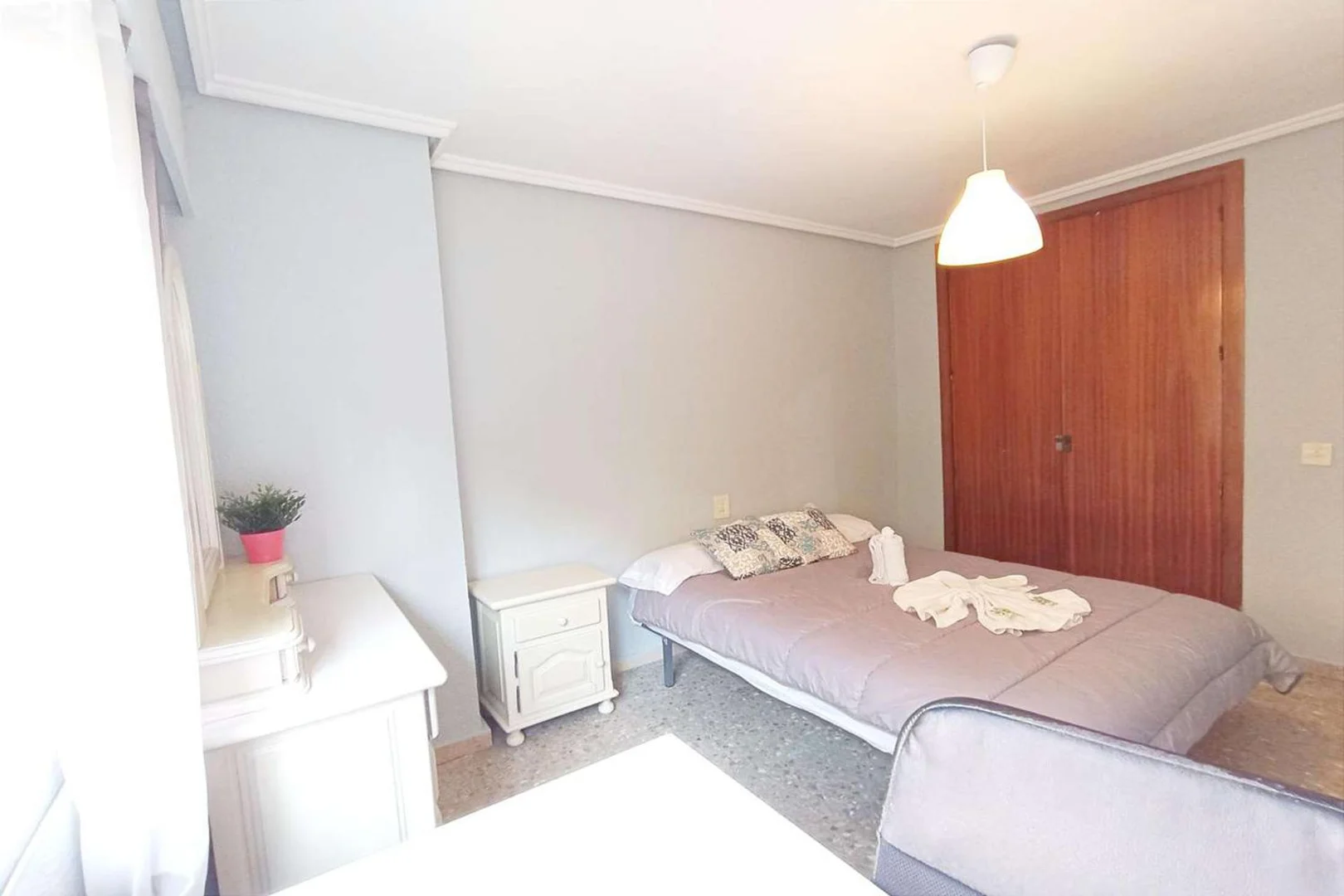 Chambre d'étudiant à  avec espace d'étude et installations communes