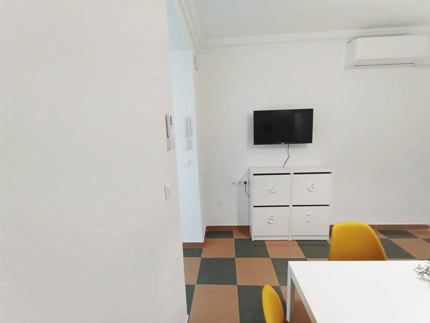 Funktionelles Studentenzimmer perfekt zum Studieren in 