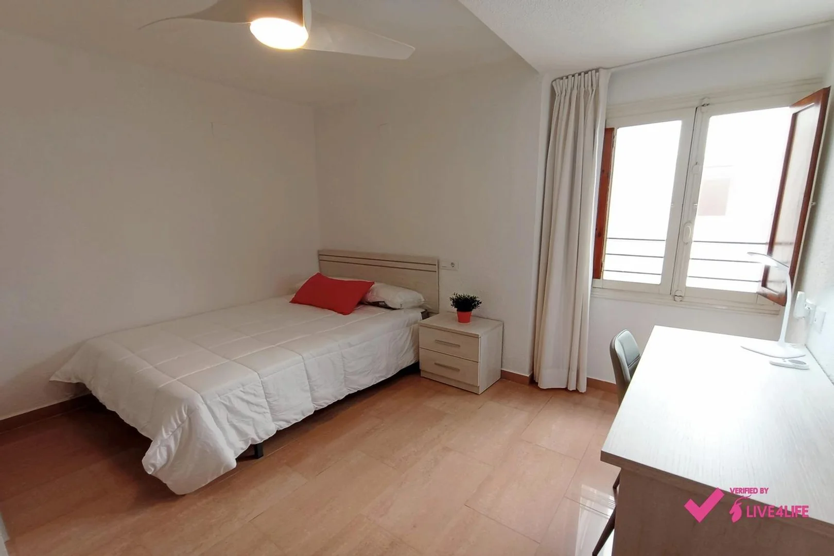 Bright and airy student room with easy university access in 