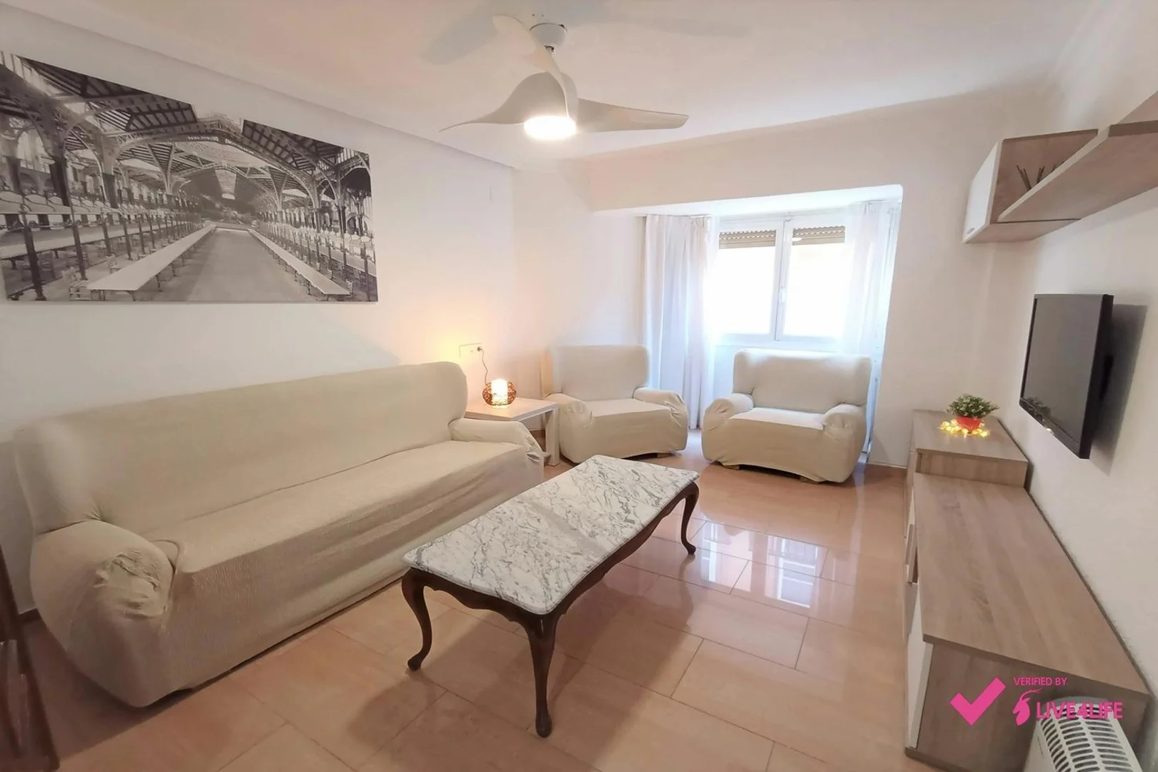 Student-friendly room in  with modern amenities