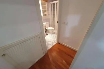 Paylaşımlı oda konumu Calle de Fernández de los Ríos, 36, esc. 0 0º 0, 16 35 görüntüsü