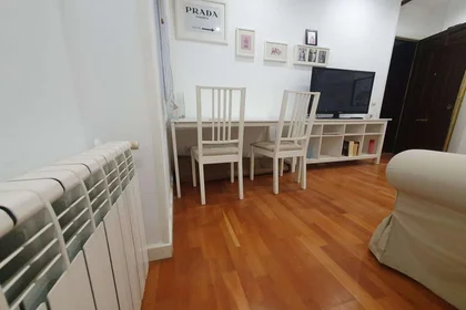 Paylaşımlı oda konumu Calle de Fernández de los Ríos, 36, esc. 0 0º 0, 17 35 görüntüsü