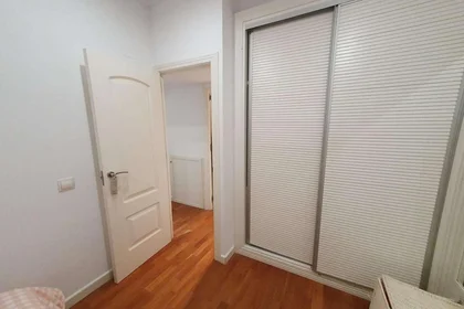 Paylaşımlı oda konumu Calle de Fernández de los Ríos, 36, esc. 0 0º 0, 18 35 görüntüsü