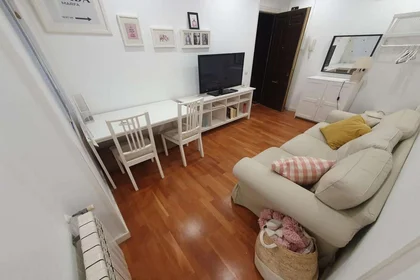 Paylaşımlı oda konumu Calle de Fernández de los Ríos, 36, esc. 0 0º 0, 22 35 görüntüsü