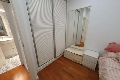 Paylaşımlı oda konumu Calle de Fernández de los Ríos, 36, esc. 0 0º 0, 26 35 görüntüsü
