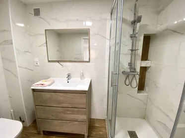 Quarto compartilhado em Ramon Castilla, 265, esc. 0 0º 1 3, imagem 9 de 25