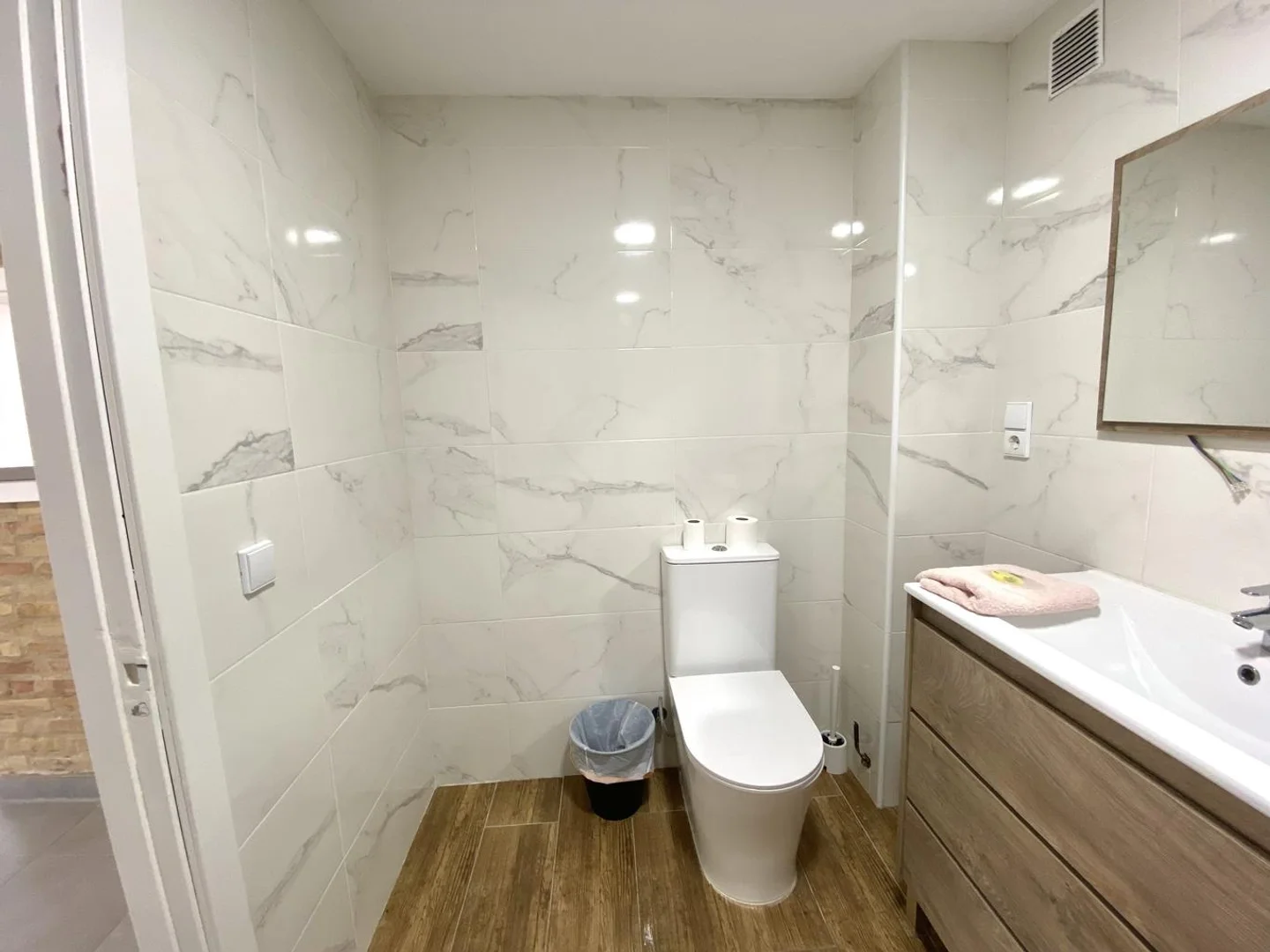 Quarto acessível para estudantes com iluminação ampla em 