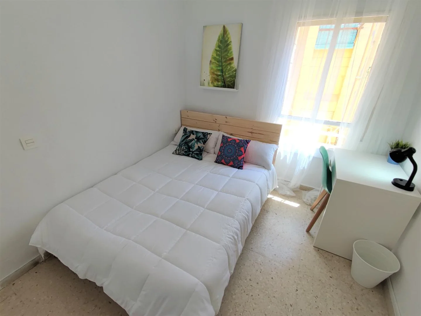 Bright and airy student room with easy university access in 