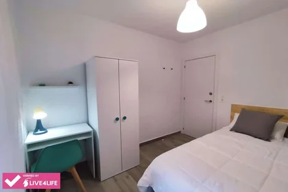 Helles Mehrbettzimmer in {area} zu vermieten