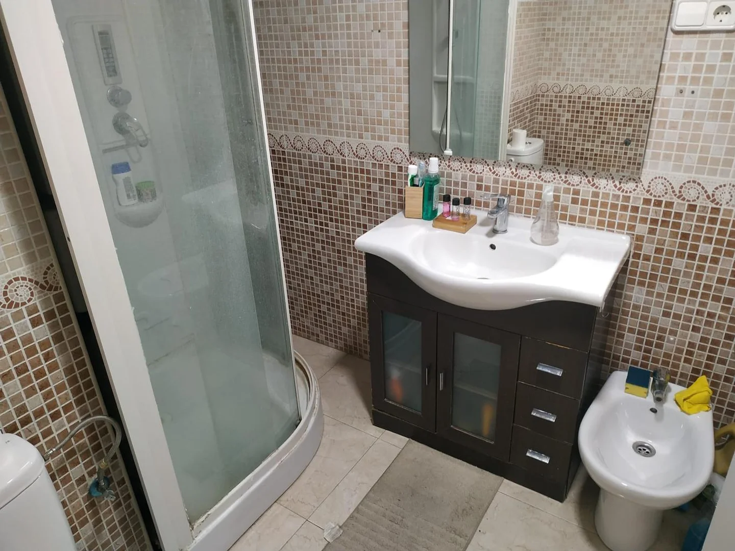 Zimmer in Studentenwohnung in  zu vermieten, voll möbliert