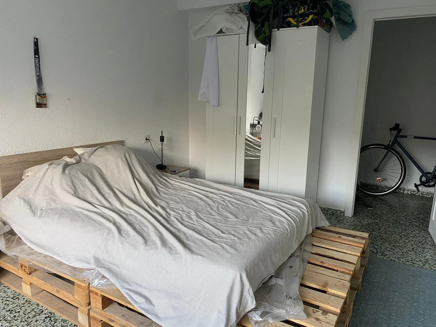 Studentenzimmer in  mit Arbeitsbereich und Gemeinschaftseinrichtungen