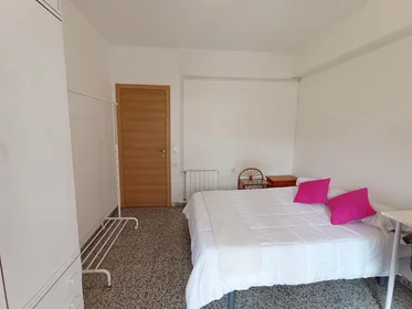 {area} de kiralık ucuz paylaşımlı oda