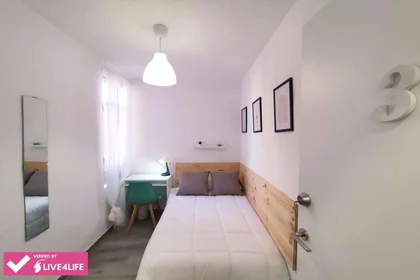 Shared room at Pasaje de Francisca Alba, 8, esc. 0 2º 1-3, image 1 of 10