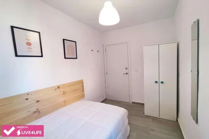 Shared room at Pasaje de Francisca Alba, 8, esc. 0 2º 1-3, image 2 of 24