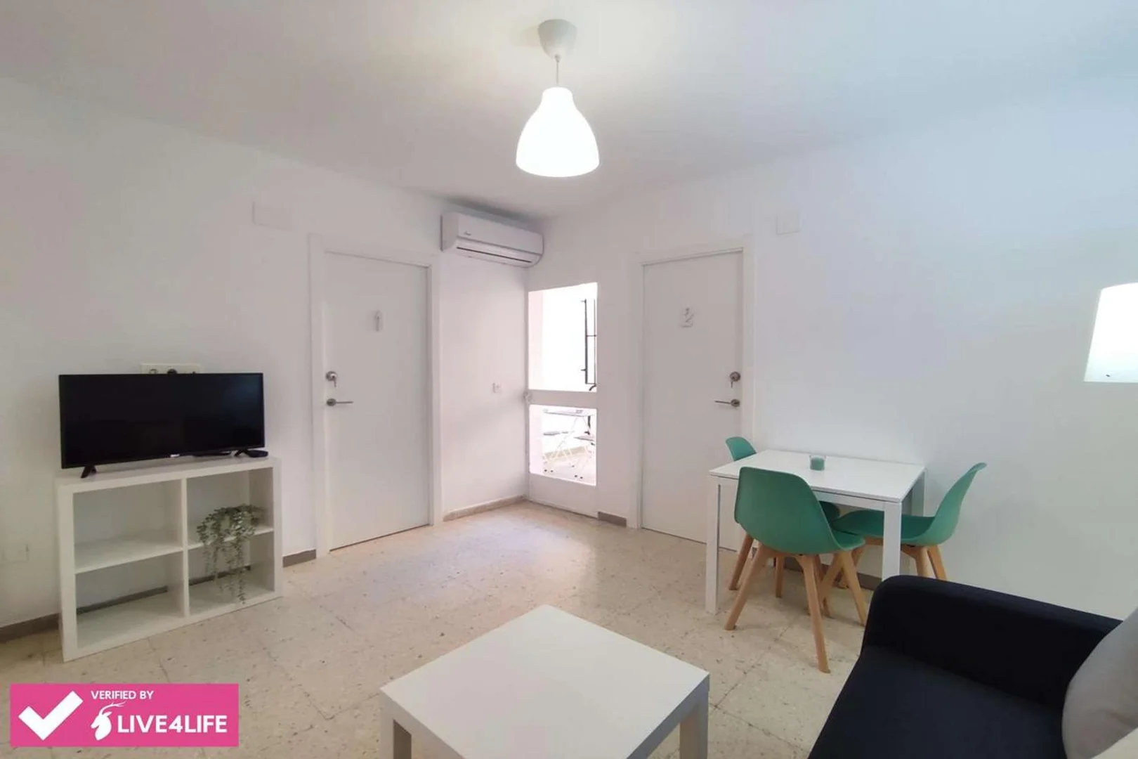 Economical student room with convenient location in