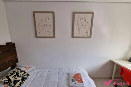 Mehrbettzimmer in der Avenida Ricardo Lyon, 504, esc. 0 6º I22, bild 25 von 26
