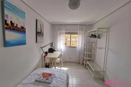 Mehrbettzimmer in der Avenida Ricardo Lyon, 504, esc. 0 6º I21, bild 8 von 27