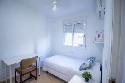 Mehrbettzimmer in der Carrer Cervantes, 40, 3º 21, bild 1 von 32