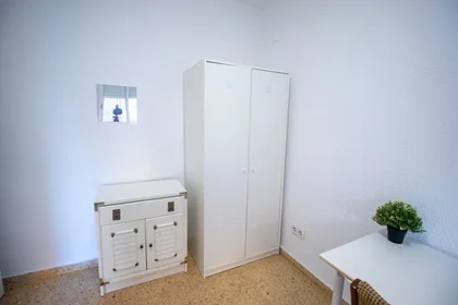 Mehrbettzimmer in der Carrer Cervantes, 40, 3º 21, bild 2 von 32