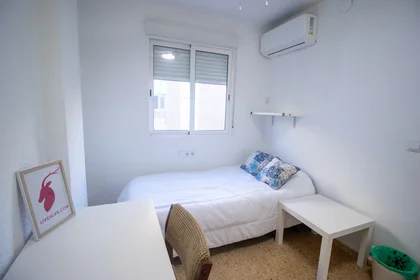 Mehrbettzimmer in der Carrer Cervantes, 40, 3º 21, bild 3 von 32